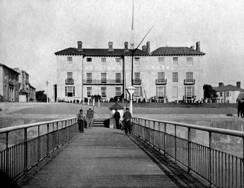 Dorlings Hotel from the First Pier - Photo by Putmans Photographers