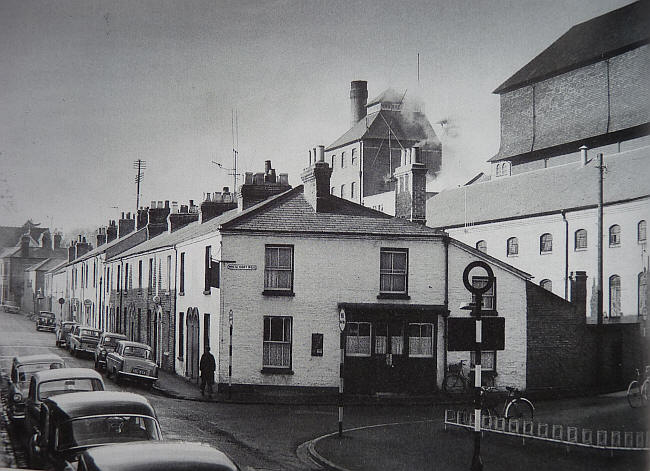 Anchor, Moffatt Street, Maidenhead - in 1959 (overshadowed by Nicholsons brewery buildings)