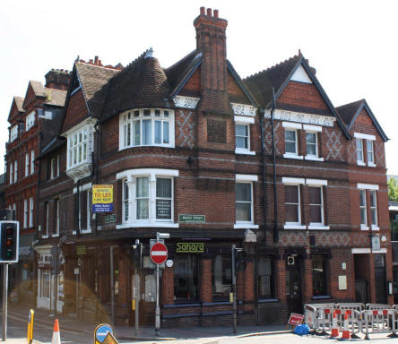 Cross Keys, Bridge Street & 1 Gun Street, Reading. - in  August 2009