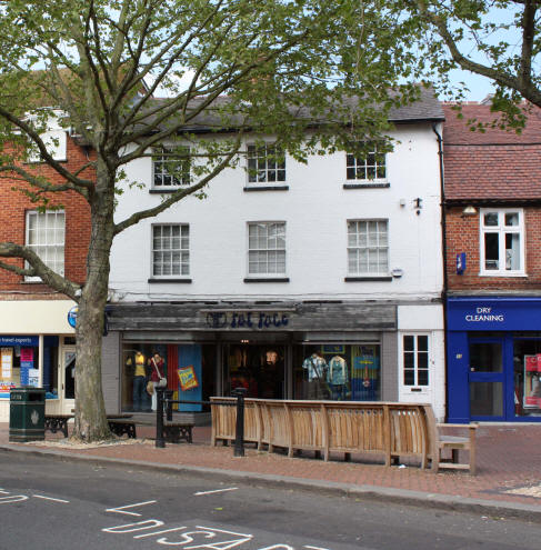 Wheatsheaf, 14 & 15 Market Place, Wokingham - in May 2009