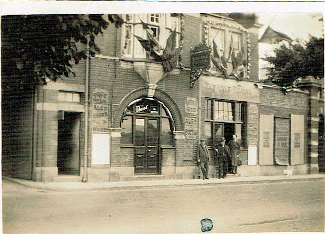 Taw Vale Tavern, Taw Vale, Barnstaple - with James and Emily Locke outside