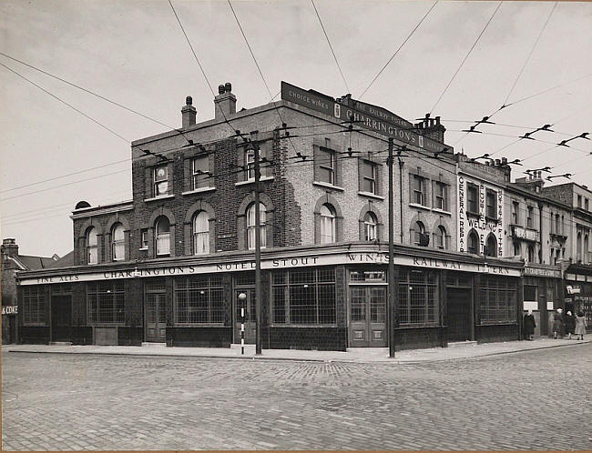 Railway Tavern, Custom House E16