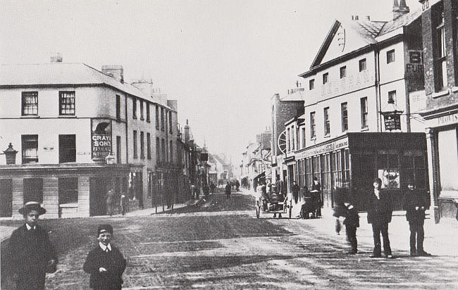 Eagle, 10 Moulsham Street, Chelmsford - on left of picture (an Gray & Sons pub)