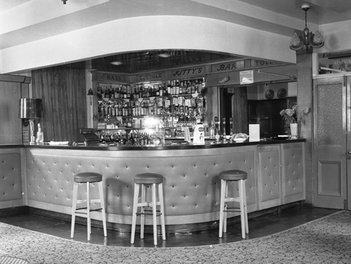 Kittys Bar, Portobello in 1963 - Photo by Putmans Photographers