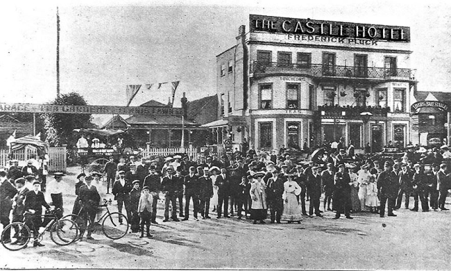 The Castle Hotel, High Road, Woodford in 1910 with licensee Frederick Pluck