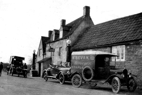 Earlier picture of the Half Moon Inn, Coalpit Heath, Bristol BS36 2QJ