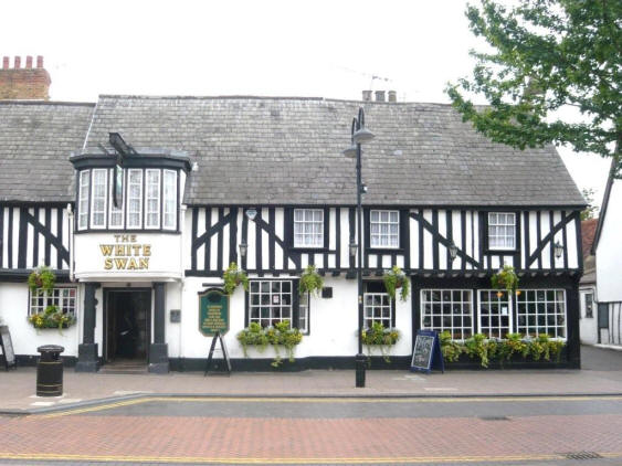 (Old) White Swan, High Street, Hoddesdon - in May 2009