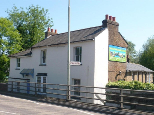 Railway Hotel, 99 Church Street, Rickmansworth - in May 2009