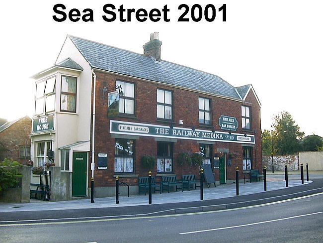 Railway Hotel,  Holyrood Street & Sea Street, Newport, Isle of Wight - in 2001