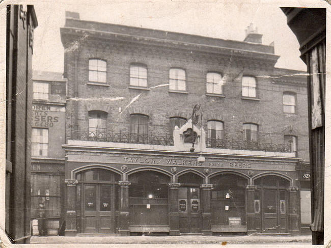 Another view of the Nags Head, 324 Hackney Road, Bethnal Green - circa 1948 - 1952