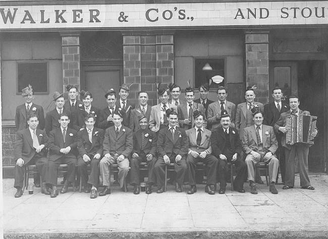 Weavers Arms, 1 Warley Street, Bethnal Green - mens outing in the 1950s