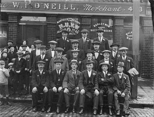 The White Horses & Woolpack, 443 Old Ford Road, Bow - circa 1920s - licensee W O'Neill