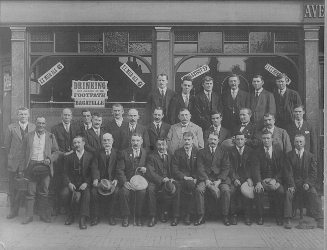 The Avenue Arms, 80 Avenue Road - circa 1905 to 1910 showing a group of 28 posing outside