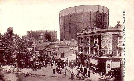 Turks Head, 711 Old Kent Road, SE1 - postcard dating circa 1910, with the South Metropolitan Gas Works in the background