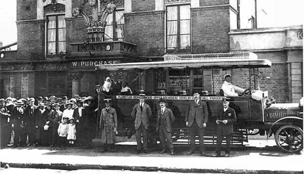 Prince of Wales, Erith - in 1916 with licensee W Purchase