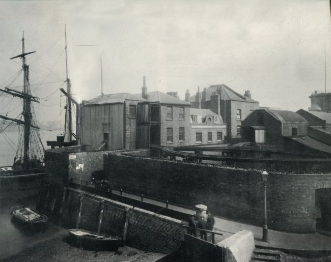 Brewhouse Lane, Greenwich with the upper floors of Fubbs Yacht (with the round window) in the centre. Circa 1900. 