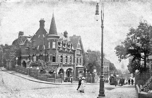 Old Crown, Highgate Hill - circa 1908 - shows the new pub on the corner of Hornsey Lane