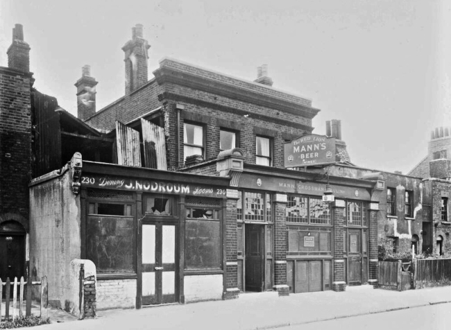 The Red Lion at 228 Bancroft Rd, E1, in 1953.