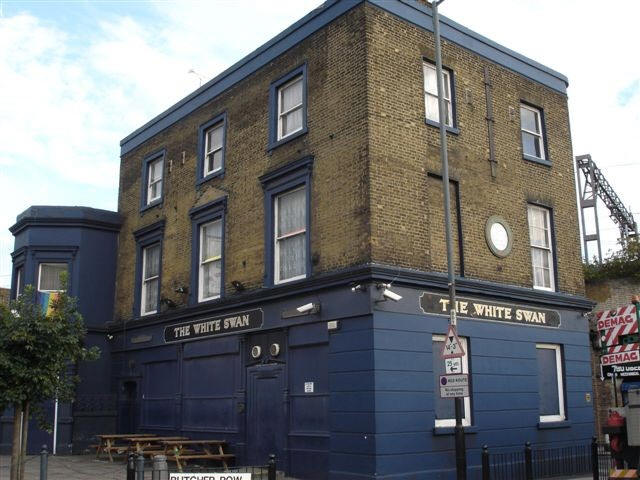 White Swan, 556 Commercial Road - in August 2006