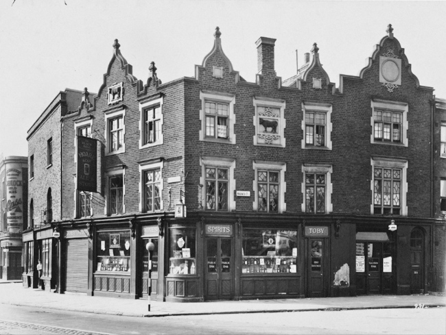 Black Bull, Old Kent Rd at the corner of Bartholomew Street, in 1940