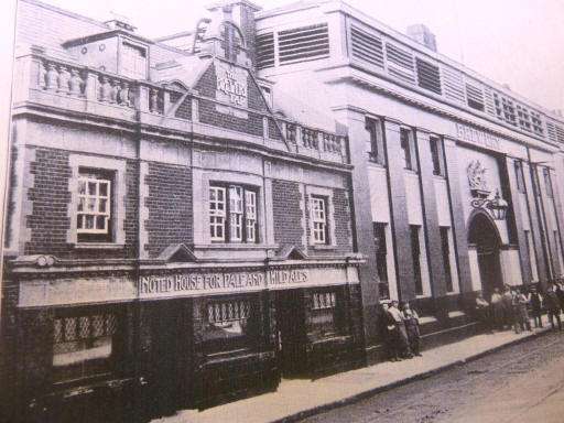 Brewery Tap, 22 High Street and the Royal Brewery itself beyond, shortly before demolition