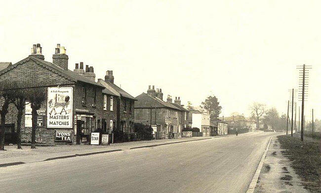 William IV, Staines Road, Bedfont (white building in distance) - circa 1900