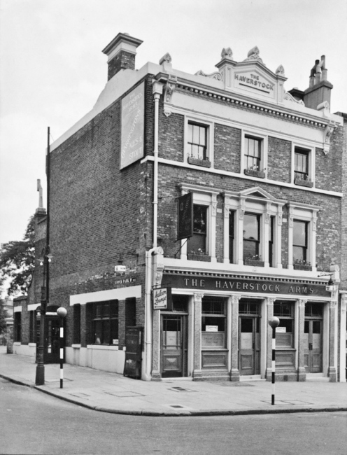 The Haverstock Arms, Haverstock Hill at the corner of Upper Park Road, circa 1940.