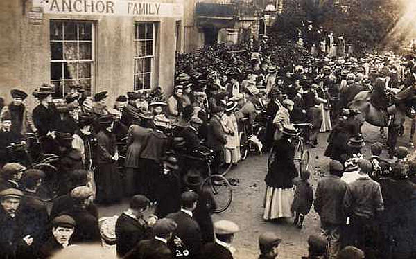 Anchor Hotel, Shepperton street scene - in 1909