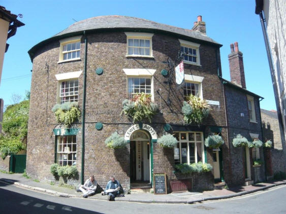 Lewes Arms, 1 Mount Place, Lewes - in April 2009