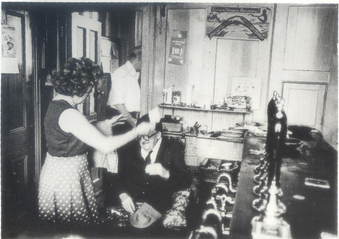 Jolly Sailors, Chapel Street, Newhaven - interior in 1965